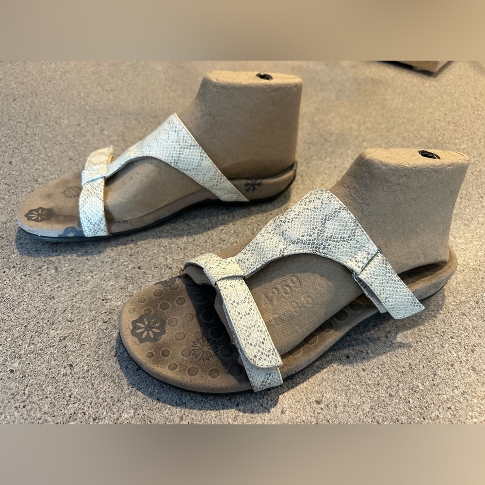 Vionic Women's Textured Slide Sandals